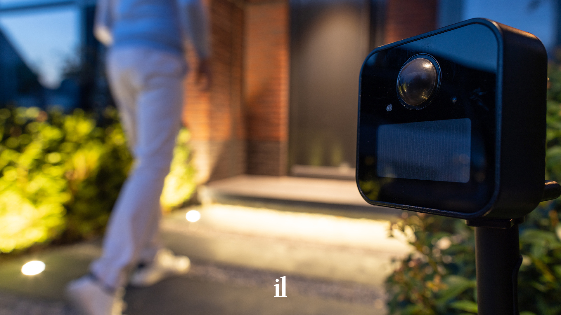 Zu sehen ist ein Bewegungsmelder aus dem Zubehör-Sortiment von in-lite, der strategisch neben einer Haustür positioniert wurde.